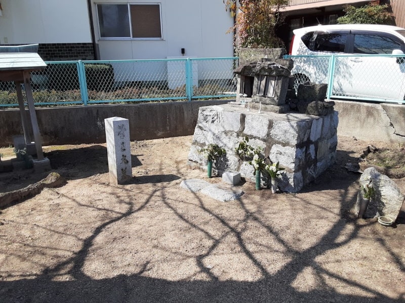 菊王丸の墓です