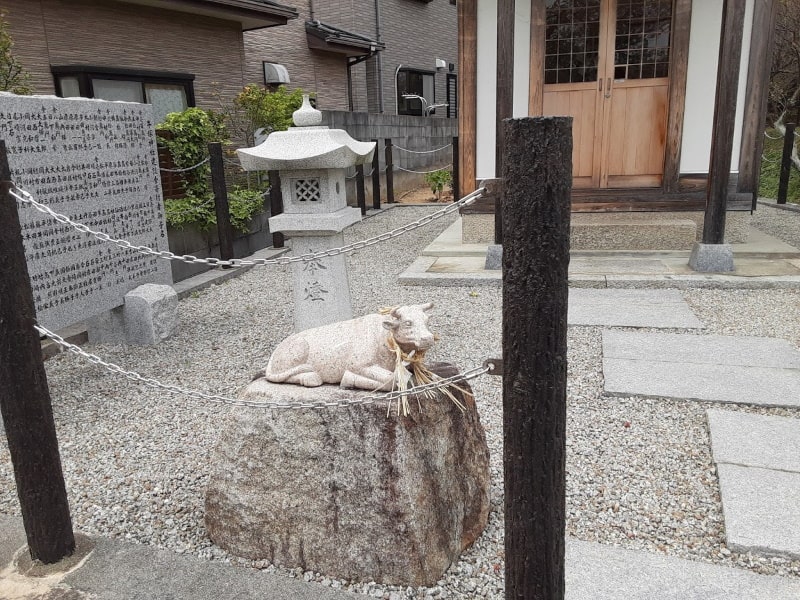 牛塚神社（赤牛崎）の牛の石像