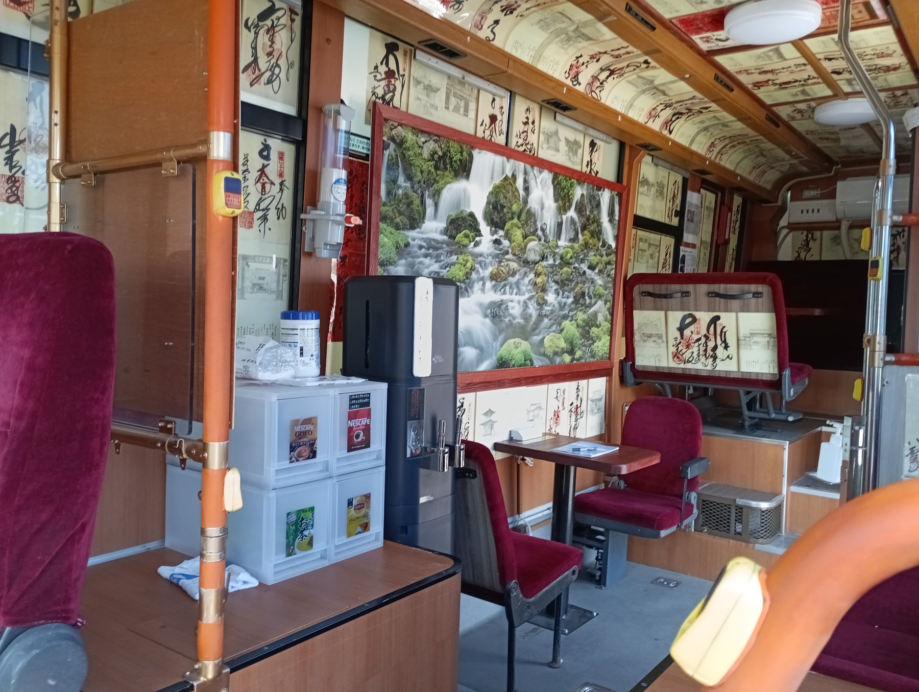 巡礼ほっとステーション牟礼88の敷地内のバスの車内