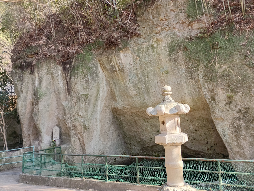 亀の子岩の石仏の位置